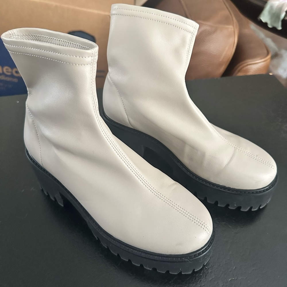 POSH STORE CLOSING
FRAME women’s Cream Le Croyden Ankle Boots